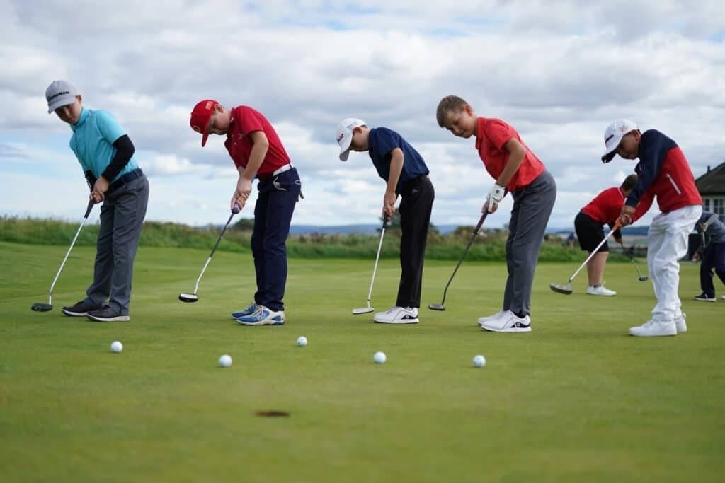 Kind dat oefent met golf op de putting green
